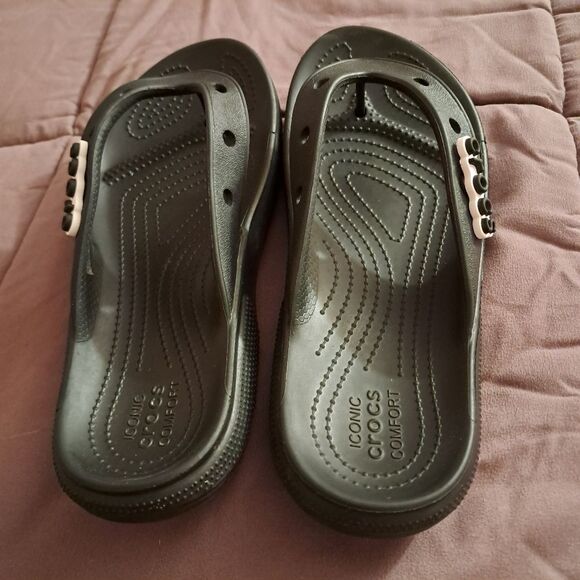 Crocs Flip Flops Women's 8 Black Croslite Lightweight Classic Logo Rubber Comfy - Picture 5 of 6